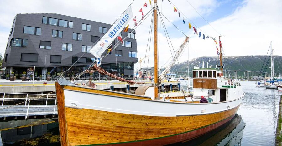 1 Hour Photo & History Cruise - Leaving the harbor for a different Tromsø view