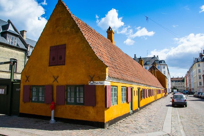 3h walking tour, small group max 10 people Copenhagen - Christiansborg connects royal power and modern politics
