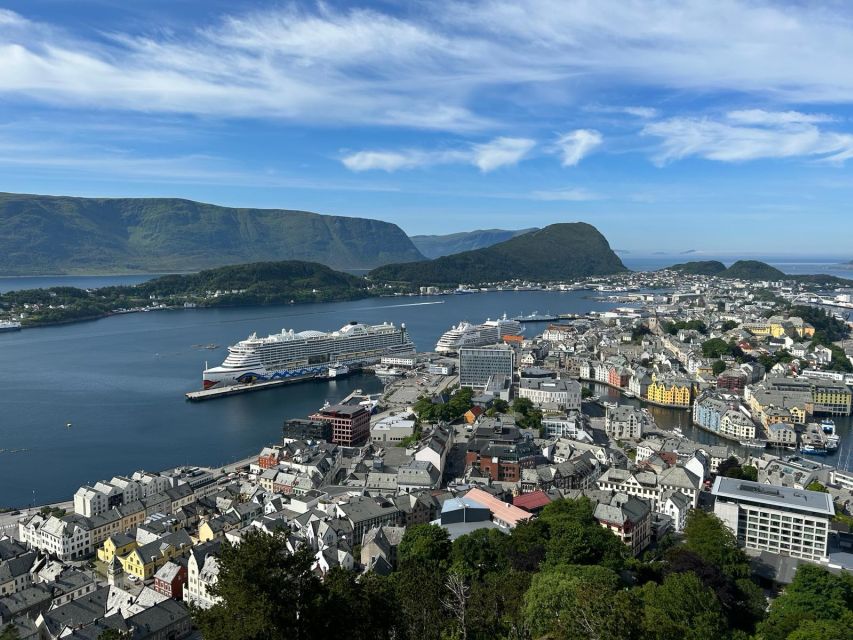 Ålesund: Giske and Godøy Islands Guided Sightseeing Tour - Leaving Ålesund for the islands