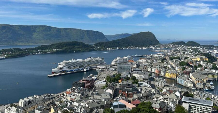 Ålesund: Giske and Godøy Islands Guided Sightseeing Tour - Mount Aksla and the choice between walking and riding