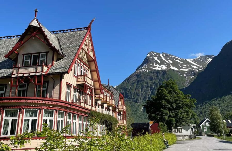 Ålesund to Geiranger Fjord Boat Tour with Return Bus Tour - Two hours in Geiranger: enjoy it, but know what it is