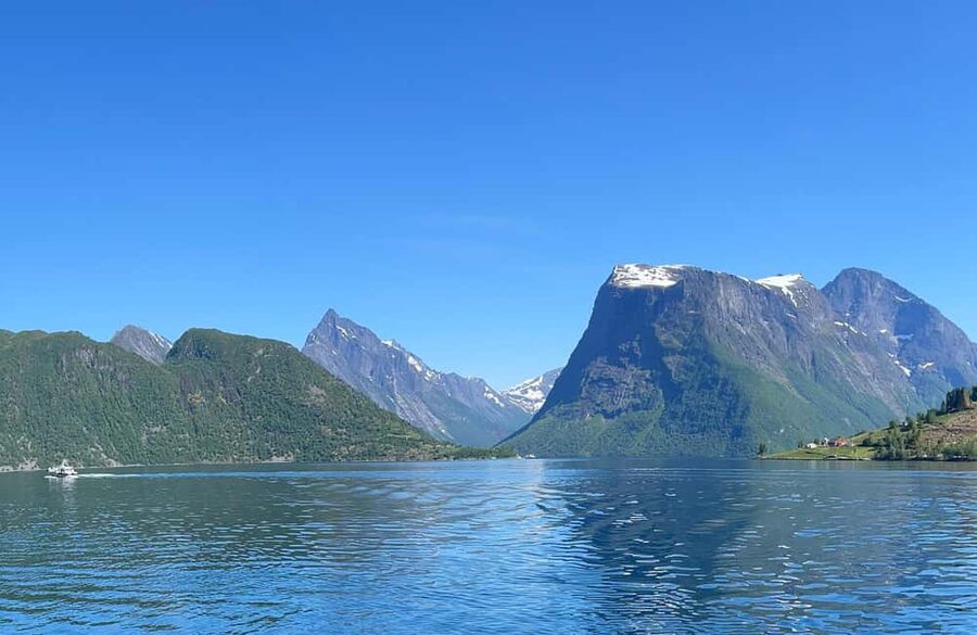 Ålesund to Geiranger Fjord Boat Tour with Return Bus Tour - Eagle Road gives you the postcard view from above