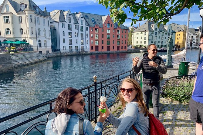 Amazing city walk in Ålesund - Brosundet and the Sea Venice character