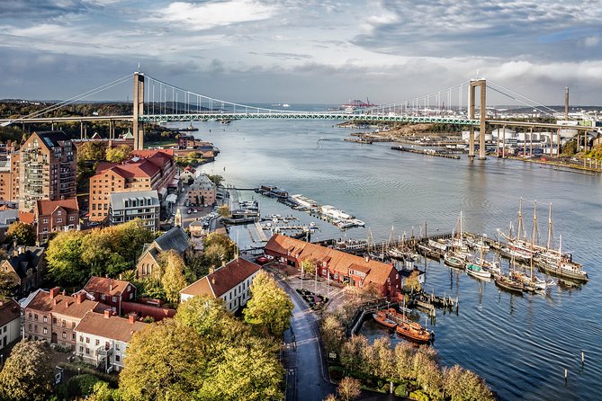 Archipelago Tour with guide Gothenburg - Älvsborg Fortress gives the cruise a historical anchor
