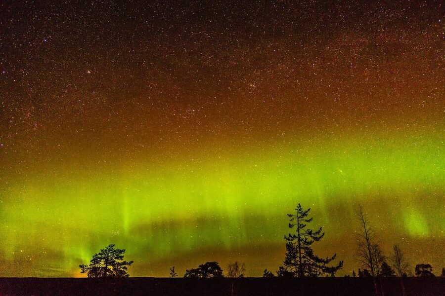 Auroras Northern Lights in Saariselka - The warm hut changes the cold-weather equation