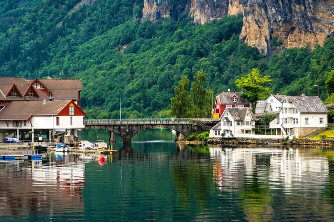 Bergen Beyond Day trip - Mørkhølen Fossen, a short first stop