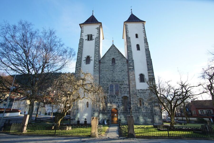 Bergen: City Tour on Foot - From the Sailor’s Monument to Ole Bulls plass