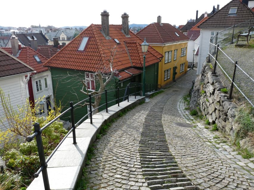 Bergen: City Tour on Foot - Starting beside Vågen and the Fish Market