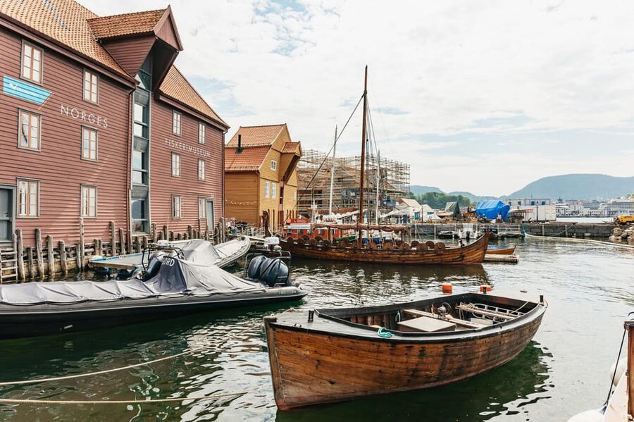 Bergen: Guided Minibus Tour with Photo Stops - From Bryggen to Sandviken and Fløyen