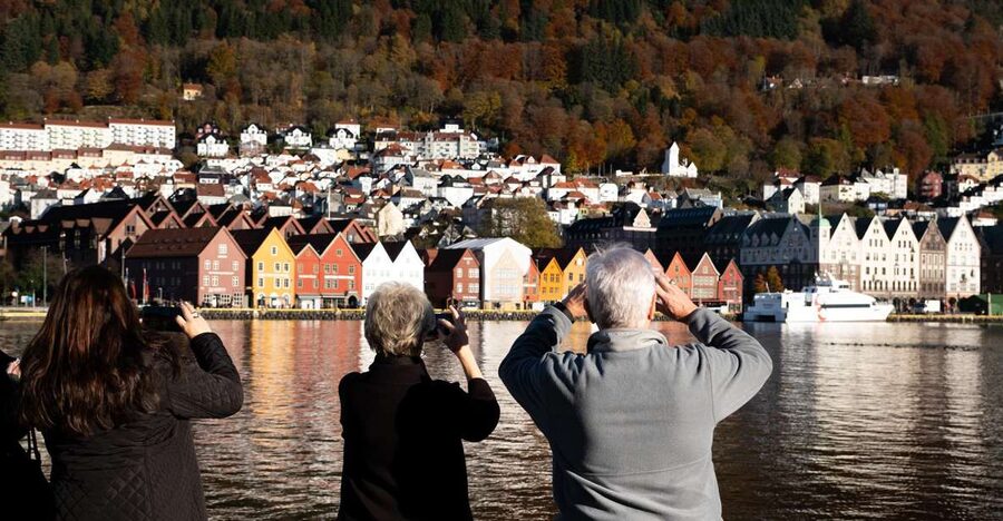 Bergen: Guided Minibus Tour with Photo Stops - What the Guide Adds to the Two Hours