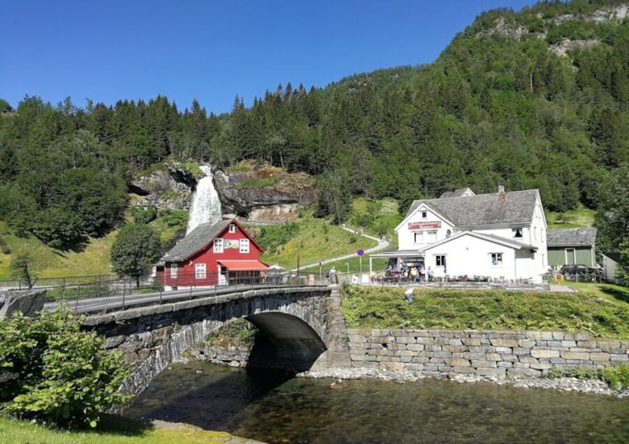 Bergen: Hardangerfjord, Voss Gondola & 3 Great Waterfalls - The minibus, guide, and daily rhythm