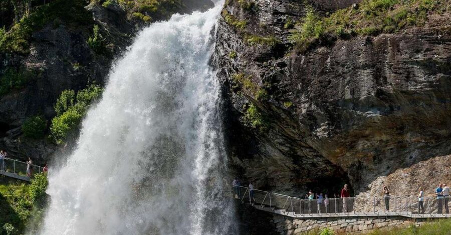 Bergen: Hardangerfjord, Voss Gondola & 3 Great Waterfalls - Leaving Bergen for the fjord country