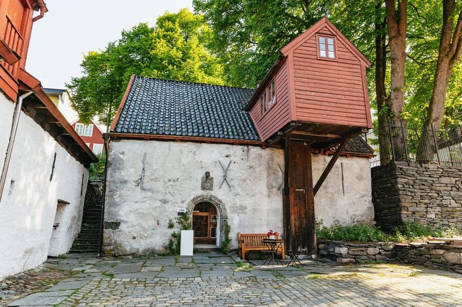 Bergen: Past & Present Small Group Guided Walking Tour - Skostredet and useful advice for the rest of your stay