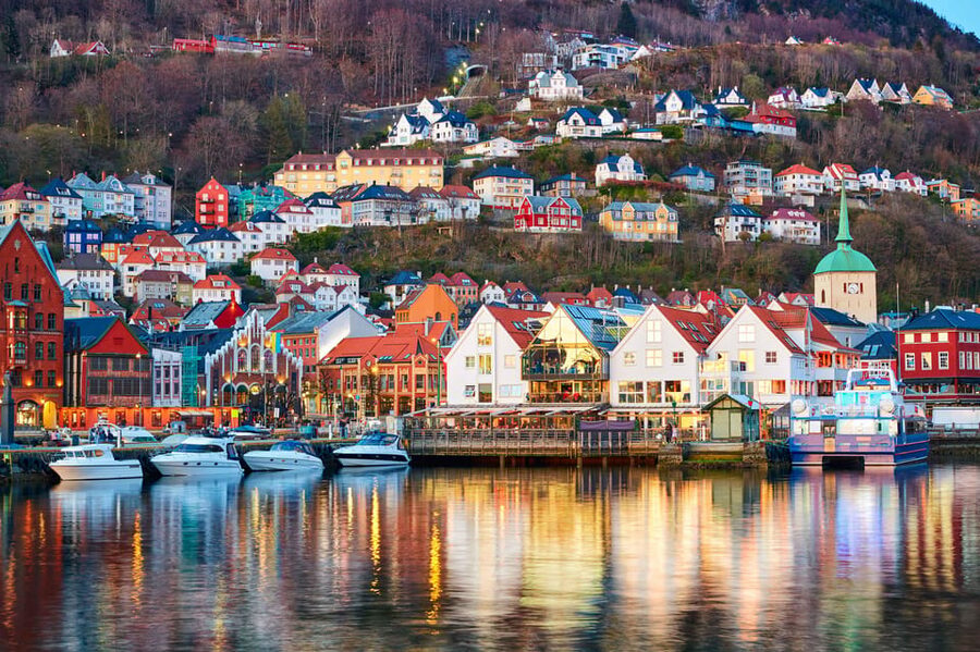 Bergen: Sightseeing Walking Tour with Ferry Ride - The Fish Market gives you a quick orientation