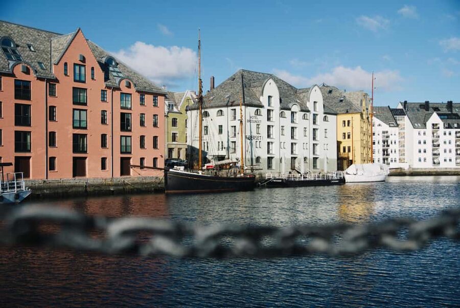 City walk in Ålesund: Art Nouveau, sea views, and insider tips - Why this Ålesund walk is more than an architecture tour