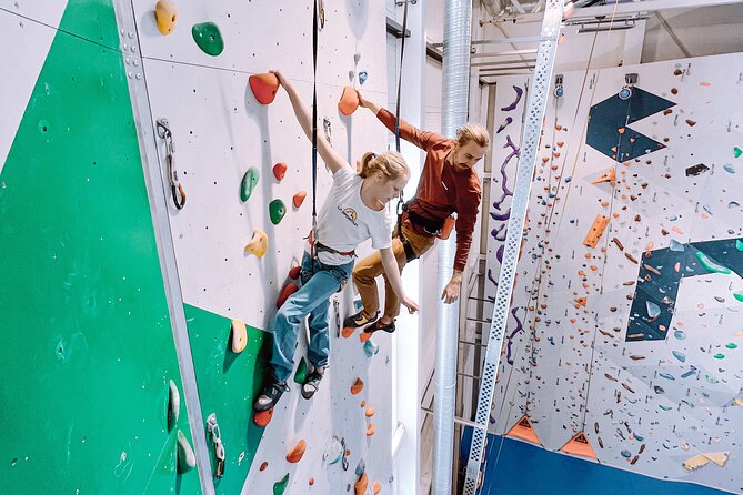 Climbing in Mørkvedhallen Klatresenter - Why Mørkvedhallen works for a Bodø day