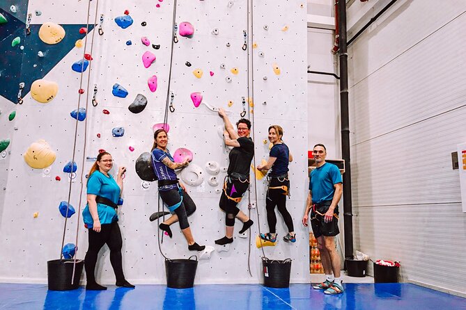 Climbing in Mørkvedhallen Klatresenter - Rope routes, bouldering, and the changing walls