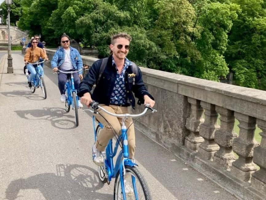 Copenhagen: 1.5-Hour City Highlights Bike Tour - Amalienborg explains the living monarchy