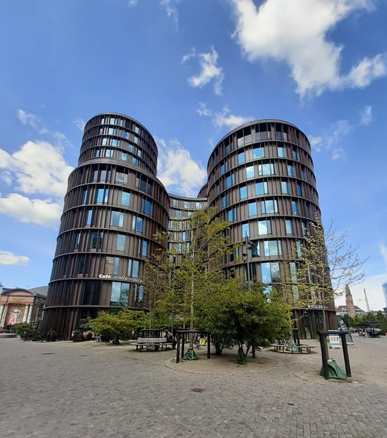 Copenhagen: 2,5-Hour 'Must See' Bike Tour with a Local Guide - Amalienborg and the royal quarter