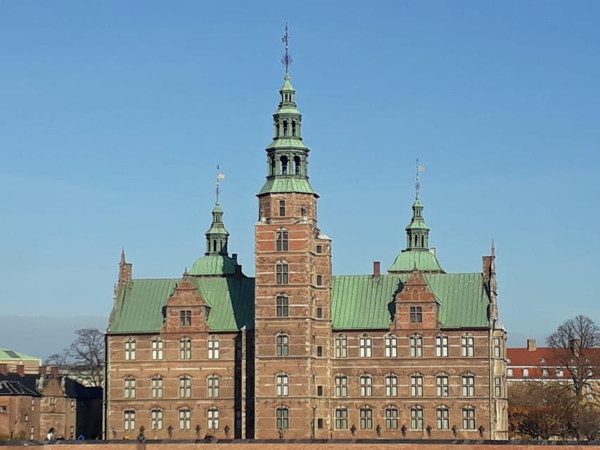 Copenhagen: 2,5-Hour 'Must See' Bike Tour with a Local Guide - Rosenborg Castle and a final return