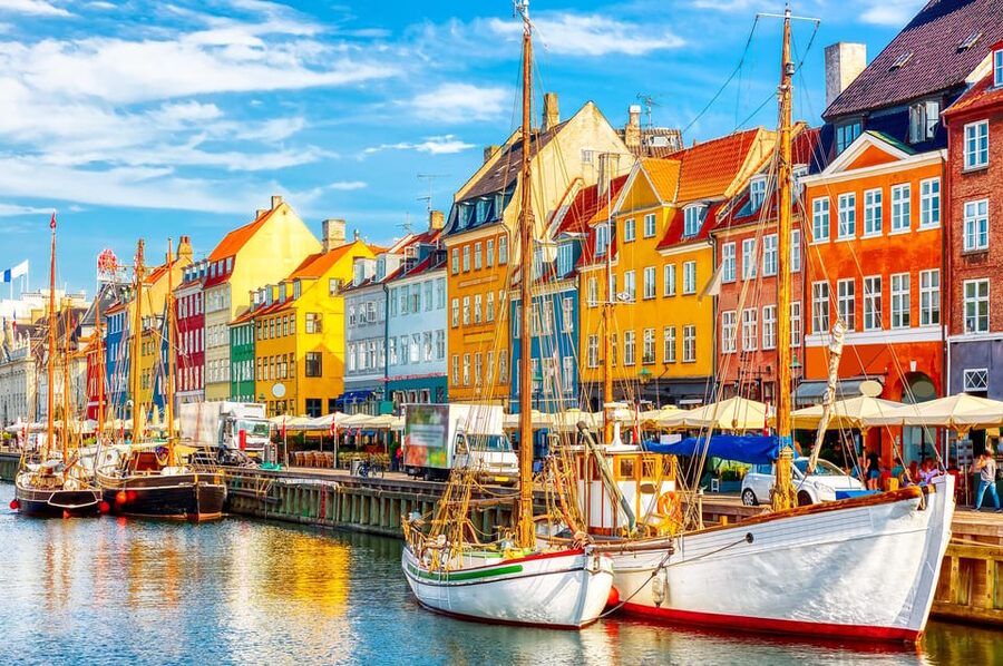 Copenhagen: A guided walk for first-timers in the city - Børsen and the royal harbor