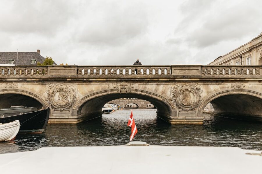 Copenhagen: Canal Cruise with Guide - Live guide or audio commentary?