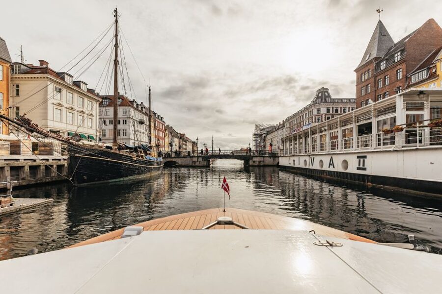 Copenhagen: Canal Cruise with Guide - Amalienborg Palace and the royal waterfront