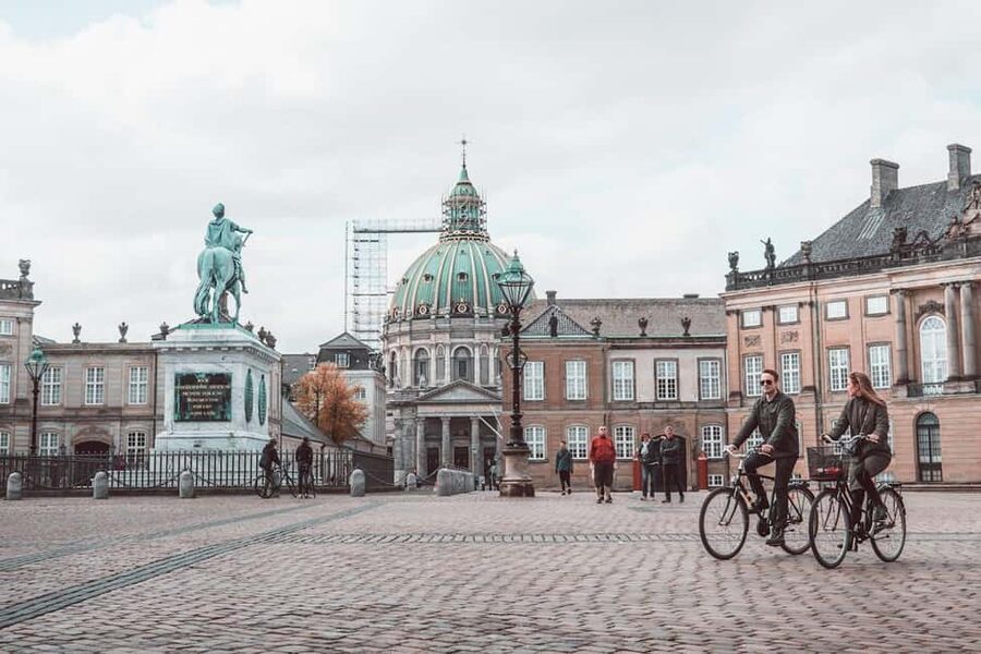 Copenhagen: Guided Bike Tour in French - Starting at Vesterbrogade beside Tivoli