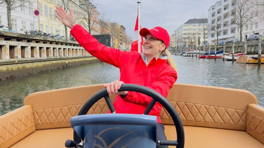 Copenhagen: Guided Canal Tour by Electric Boat - Meeting at Ved Stranden by Christiansborg