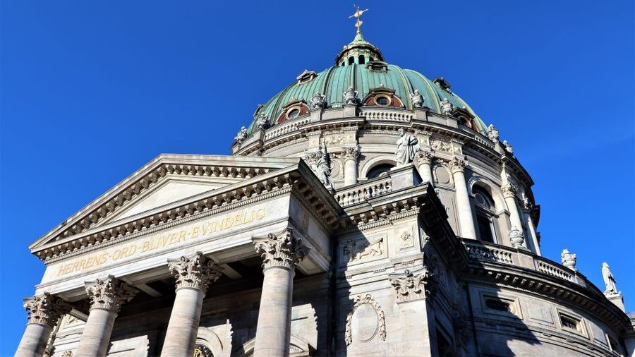 Copenhagen: Guided Walking Tour in French - Christiansborg to the old financial quarter