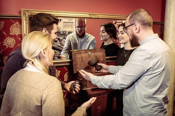 Da Vinci Escape Room - Game masters who keep the puzzles moving