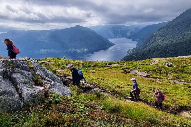 Fjord Hiking - Public tour - Leaving Bergen for the fjord country