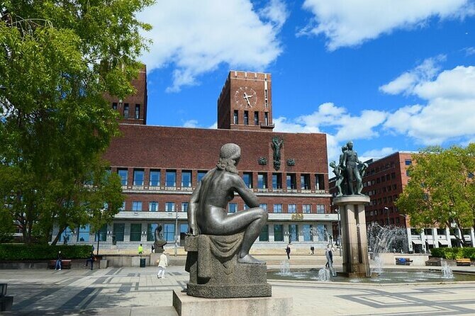 Free City Walking Tour in Oslo - Nationaltheatret and Henrik Ibsen