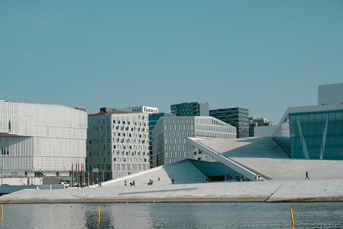 Free City Walking Tour in Oslo - Meeting the guide at the Tiger sculpture