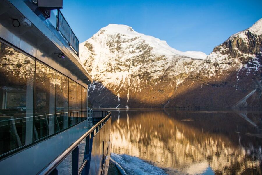 From Ålesund: Winter Fjord Cruise to Geirangerfjord - From Ålesund harbor to the inner fjords