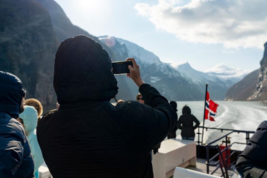 From Ålesund: Winter Fjord Cruise to Geirangerfjord - Flydalsjuvet gives you the classic Geiranger view
