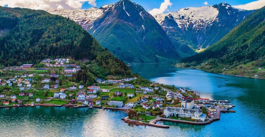 From Bergen: Flam Full-Day Cruise to Sognefjord - The scenery between Bergen and Flåm