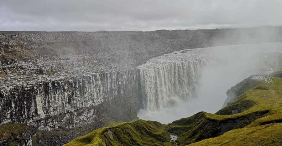 From Reykjavík: 4, 5, 6 or 7-Day Small-Group Ring Road Tour - Day 2: Icebergs, the East Coast, and Vök pools
