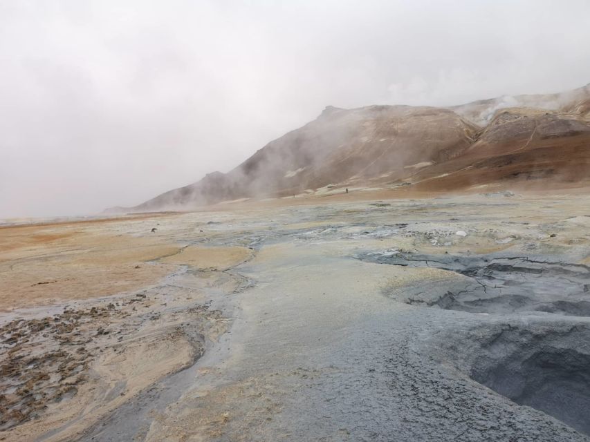 From Reykjavík: 4, 5, 6 or 7-Day Small-Group Ring Road Tour - Day 1: Waterfalls, black sand, and warm bread
