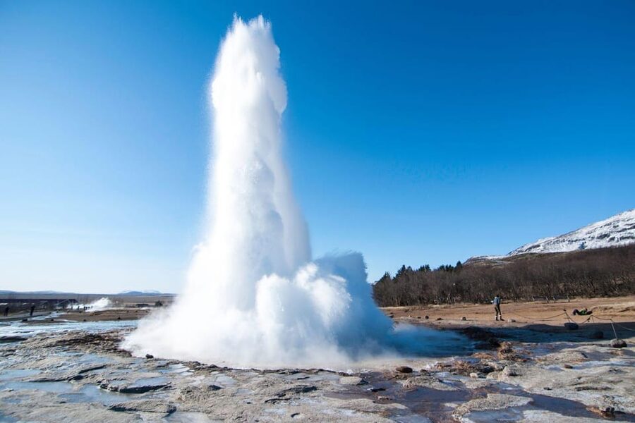 From Reykjavik: Golden Circle and Snowmobiling Tour - Langjökull by super jeep, then snowmobile