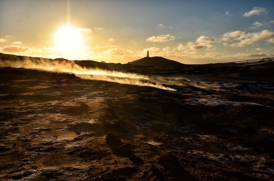 From Reykjavik: Reykjanes Geopark Tour & Airport Transfer - Kleifarvatn and Grænavatn: two lakes, two volcanic stories
