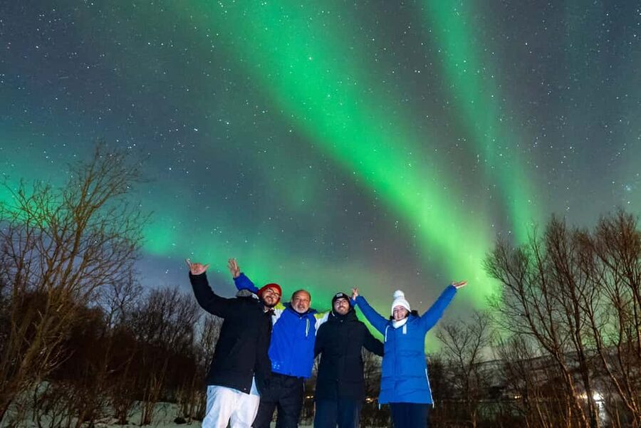 From Tromsø: Aurora Minibus Chase with Portrait and Hot Meal - What the small vehicle adds to the evening