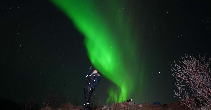 From Tromsø: Northern Lights Tour with Hot Drinks and Photos - Getting warm before the Aurora appears