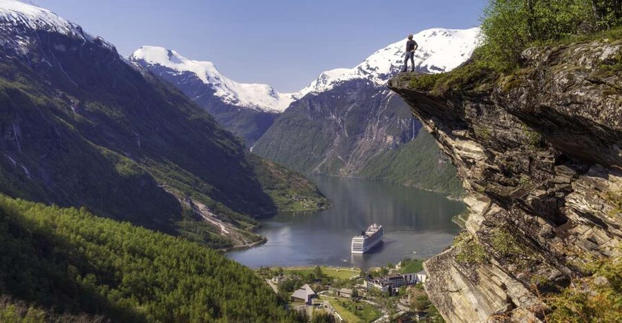 Geiranger: Bus Tour with Multilingual Audio Guide - Flydalsjuvet: the first big view
