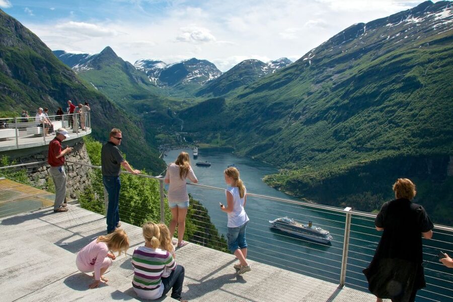 Geiranger: Dalsnibba, Flydalsjuvet, Eagle Bend & Fjords Tour - The guide and driver shape the experience