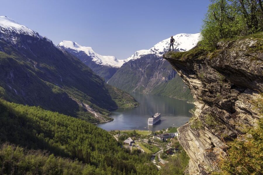 Geiranger: Dalsnibba, Flydalsjuvet, Eagle Bend & Fjords Tour - Finding the coach beside the Geiranger pier