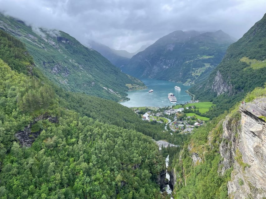 Geiranger Dalsnibba: mini bus tour - Meeting the minibus near Geiranger’s harbor
