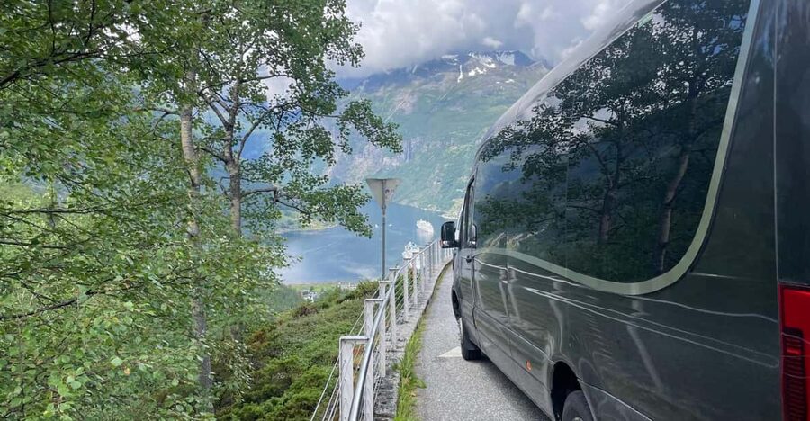 Geiranger Dalsnibba: mini bus tour - The climb toward Dalsnibba