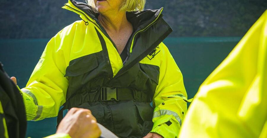 Geiranger: Guided Geirangerfjord Boat Tour - The ride out: quiet electric power, then speed