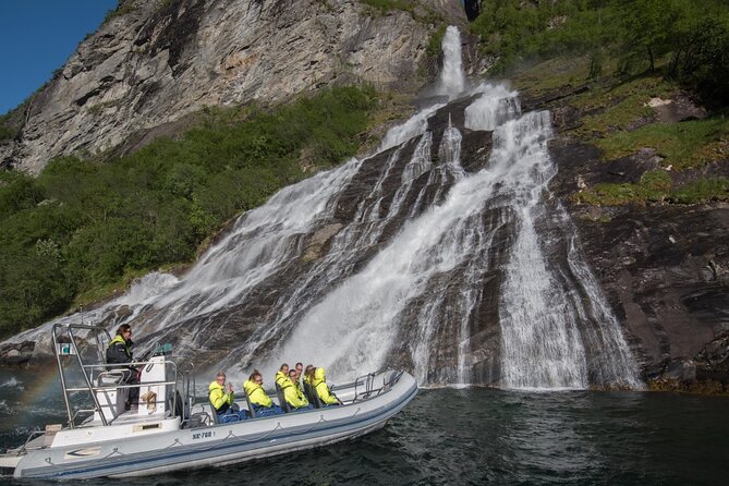 Geiranger: RIB Fjordsafari Geirangefjord - Mountain farms seen from sea level